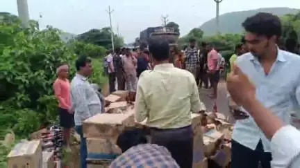 హరిపాలెం వద్ద మద్యం లోడుతో వెళ్తున్న వ్యాను బోల్తా, మద్యం సీసాలను ఎత్తుకెళ్లిన మందుబాబులు