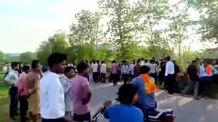 नरवर: नरवर के वरखाडी गांव के पास नशे में ड्राइवर ने ट्रैक्टर से खेत की टोडी, पटिया और फर्सी को मारी टक्कर