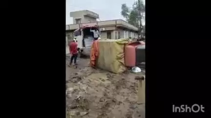 होशंगाबाद नगर: हाउसिंग बोर्ड स्थित मंडी गेट के समीप कीचड़ पर फिसलकर पलटा ऑटो