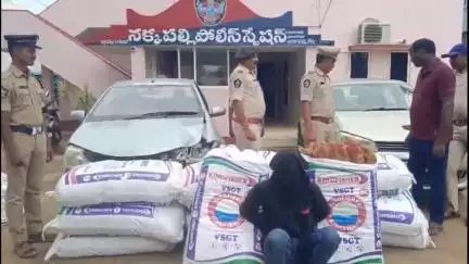 నక్కపల్లి టోల్‌గేట్ వద్ద 2 వాహనాల్లో తరలిస్తున్న గంజాయిని పట్టుకున్న పోలీసులు