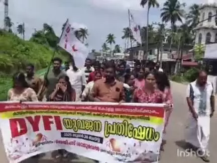 കാർത്തികപ്പള്ളി: കായംകുളം റെയിൽവേ സ്റ്റേഷനിലെ പാർക്കിങ് ഫീസ് വർദ്ധനവിനെതിരെ DYFI പ്രതിഷേധം, പോലീസുമായി സംഘർഷം