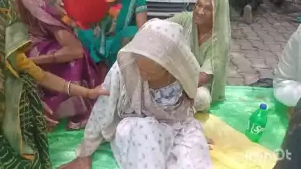 एटा: जिटौली में जिंदा महिला को मृत दिखाकर जमीन नाम कराने के मामले में बड़ी संख्या में ग्रामीण पहुंचे कलेक्ट्रेट