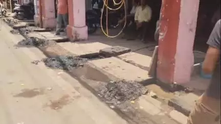 स्थानीय व्यापारियों की शिकायत के बाद लीडर रोड में नगर निगम ने नाले की सफाई शुरू की