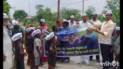 रसड़ा: पंजाब और गुजरात के उप चुनाव में जीत पर रसड़ा में आप नेताओं ने मनाया जश्न, पार्टी जिलाध्यक्ष ने बांटी मिठाइयां