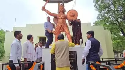 बैतूल नगर: रानी दुर्गावती मुगल विस्तारवाद के विरुद्ध अंतिम सांस तक लड़ीं, बलिदान दिवस पर आदिवासी समाज ने किया नमन