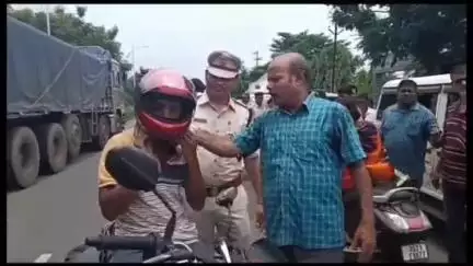 କେନ୍ଦ୍ରାପଡା: ଏସପିଙ୍କ କାର୍ଯ୍ୟାଳୟ ସମୁଖରେ ବାଇକ ଚାଳକଙ୍କୁ ଡ୍ରାଇଭିଂ ଲାଇସେନ୍ସ ଚେକିଂ ସହିତ ହେଲମେଟ ପ୍ରଦାନ ।