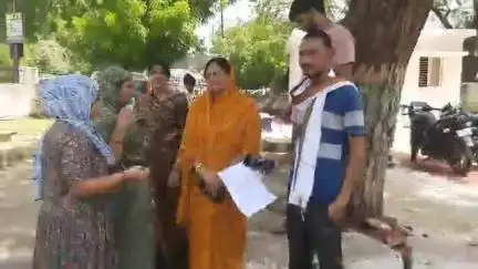मुरैना नगर: वार्ड 35 में अतिक्रमण करने पर महिलाओं ने पुलिस को दिया आवेदन, झगड़े पर हुए आमादा