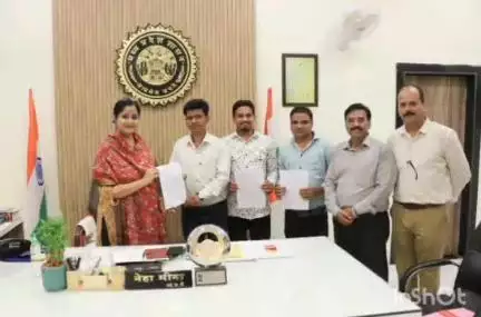 झाबुआ: झाबुआ में ज़िला कलेक्टर ने अनुकंपा नियुक्ति पत्र प्रदान किए, नियुक्ति पाने वालों को दी बधाई