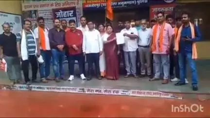 घाटशिला: भाजपा ने घाटशिला प्रखंड कार्यालय में सरकार की विफलताओं को लेकर किया प्रदर्शन, उपायुक्त के नाम बीडीओ को सौंपा ज्ञापन