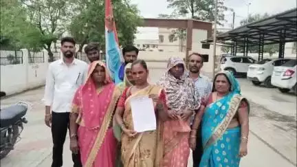 आजाद समाज पार्टी ने कलेक्ट्रेट में किया प्रदर्शन, मुख्यमंत्री के नाम SDM को सौंपा ज्ञापन
