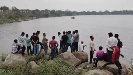 जालना: जालना शहरातील मोती तलावात एक जण बुडाला...
तलावात बुडालेल्या तरुणाचा अग्निशामक दलाच्या जवानांकडून शोध सुरू...