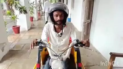 झाबुआ: दिव्यांग ने कलेक्टर से लगाई गुहार, कलेक्टर ने आवेदक को प्रदान की इलेक्ट्रिक ट्राई साइकिल
