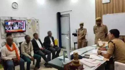 बिलारी: एसपी देहात कुंवर आकाश सिंह ने अपने कार्यालय पर जनसुनवाई में फरियादियों की समस्याएं सुनीं