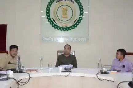रायपुर: कलेक्टर डॉ गौरव सिंह ने कलेक्टोरेट में साप्ताहिक समय सीमा की बैठक ली