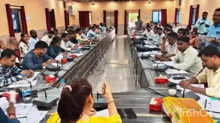 अमृत सदन, मनेंद्रगढ़ में जनपद सभाकक्ष में योजनाओं की समीक्षा बैठक सम्पन्न, लापरवाह अधिकारियों को जारी किए गए नोटिस