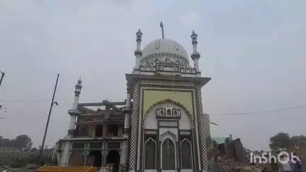 संभल: थाना हयातनगर क्षेत्र में बहजोई रोड पर याकूब अली शाह चिश्ती दरगाह को शिफ्ट करने का काम चल रहा है, पीडब्ल्यूडी सड़क पर