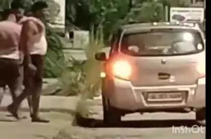 हरिद्वार: पुलिस का ऑपरेशन लगाम हुआ बेलगाम, गुरुकुल विवि के पास मंदिर के गेट पर शराब पीते दिल्ली के यात्रियों का वीडियो हुआ वायरल
