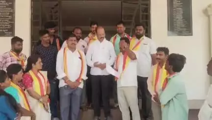 ಬೀಳಗಿ: ಪಟ್ಟಣದಲ್ಲಿ ನಕಲಿ ರಸಗೊಬ್ಬರ, ನಕಲಿ ಬೀಜ ಮಾರಾಟಗಾರರ ವಿರುದ್ಧ ರೊಚ್ಚಿಗೆದ್ದ ಕರವೇ