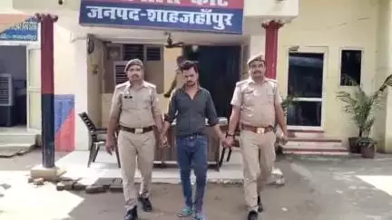 शाहजहांपुर: थाना कांट पुलिस टीम ने ग्राम ददरौल से वांछित अभियुक्त को किया गिरफ्तार