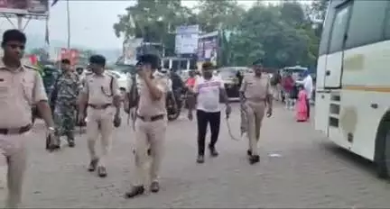 गोलमुरी-सह-जुगसलाई: बीच सड़क पर अपराधी की परेड: गाड़ी खराब होने पर पुलिस ने अपराधी को पैदल चलाया