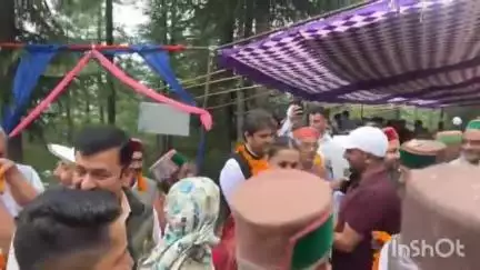 ठियोग: ठियोग की सरिवन पंचायत के गांव हलाई में आयोजित बिशु मेले में मुख्य अतिथि के रूप में पहुंची समाजसेवी मनीषा चौहान