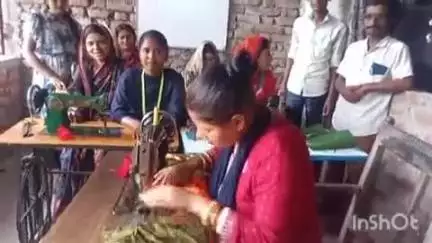 कृत्यानंद नगर: के नगर प्रखंड क्षेत्र के सटकोदरिया पंचायत में महिलाएं सिलाई-कढ़ाई प्रशिक्षण प्राप्त कर रही हैं