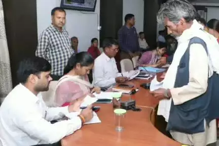डिंडौरी: कलेक्टर नेहा मारव्या ने सभाकक्ष में 53 शिकायती पत्रों पर सुनी समस्या, अधिकारियों को दिए निर्देश