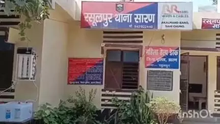 एकमा: पुलिस ने रसूलपुर में दो शराब कारोबारियों के घर और दुकान को किया सील