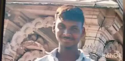 દાહોદ: રૂપાખેડા ખાતે વીજળી પડતા 21 વર્ષીય વ્યક્તિનું મોત દાહોદના સિવિલ હોસ્પિટલ ખાતે pm ની કામગીરી કરાઈ