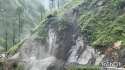 बागेश्वर: बागेश्वर के दुलम मोटरमार्ग में लैंडस्लाइड की लाइव तस्वीरें आईं सामने, बड़ा हादसा होने से टला