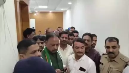 इंदौर: कांग्रेसियों ने निगम मुख्यालय में टैक्स वृद्धि और गड्ढों के खिलाफ किया प्रदर्शन