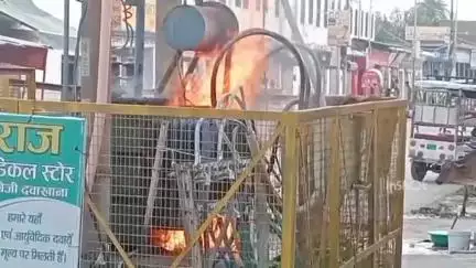 बरेली: सुभाष नगर थाना क्षेत्र के मणिनाथ में ट्रांसफार्मर में लगी आग ने चंद मिनटों में विकराल रूप ले लिया