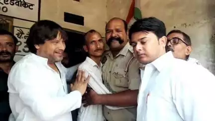 मथुरा: कांग्रेस महानगर अध्यक्ष ने TSI और कार्यकर्ता को गले मिलवाकर खत्म कराया विवाद
