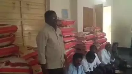 ఉరవకొండ: సన్న బియ్యంతో విద్యార్థులకు రుచికరమైన భోజనం: బెలుగుప్పలో ఎంఈఓ హరికృష్ణ