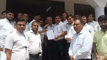 मथुरा: बार एसोसिएशन मथुरा ने जिलाधिकारी को श्री बांके बिहारी जी कॉरिडोर निर्माण का समर्थन करते हुए सौंपा ज्ञापन
