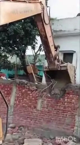 हल्द्वानी: हल्द्वानी के दमुवाढुंगा में एसडीएम राहुल शाह ने रकसिया नाले के किनारे अवैध अतिक्रमण को जेसीबी से तोड़ा