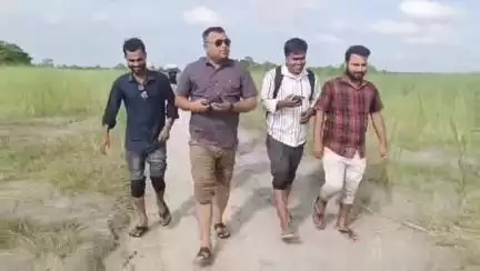 সৃজনগ্ৰাম: সৃজনগ্ৰাম সমষ্টিৰ ৬ নং ভাণ্ডাৰাত উপস্থিত হৈ  উচ্ছেদিত ৰাইজৰ বুজ লয় আমছুৰ কেন্দ্ৰীয় সভাপতি ৰেজাউল কৰিম সৰকাৰে