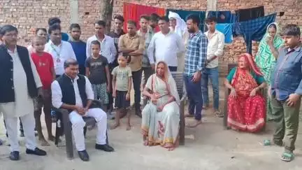 मेहनगर: वाहन चालक कल्याण संगठन का प्रतिनिधिमंडल अल्लीपुर गांव पहुंचा, सड़क हादसे में चालक की मौत पर परिवार को दी सहायता राशि