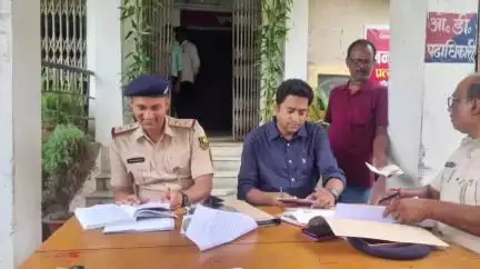 जलालगढ़: जलालगढ़ थाना परिसर में विधानसभा चुनाव से पहले अधिकारियों ने शस्त्रों का सत्यापन किया