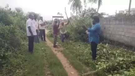 తిరువూరు 9వ వార్డులో జనావాసాల మధ్య ముళ్ళకంచెను తొలగింపజేసిన ఎమ్మెల్యే కొలికపూడి శ్రీనివాసరావు