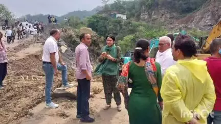मंडी: पारछु पुल के पास नियंत्रित जल निकासी का कार्य प्रगति पर है, रखी जा रही है नज़र- बोले उपायुक्त मंडी