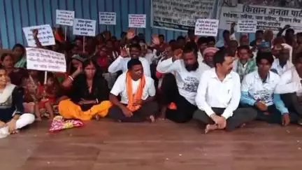 गिरिडीह: तिसरी थाना प्रभारी व एसडीपीओ के खिलाफ किसान जनता पार्टी का झंडा मैदान में धरना, कार्रवाई की मांग