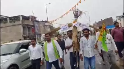 कोडरमा: झारखंड लोकतांत्रिक क्रांतिकारी मोर्चा ने झंडा चौक पर मांडू विधायक का पुतला फूंका