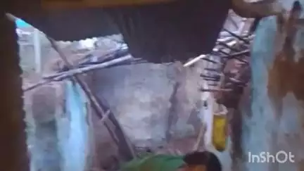 लातेहार: लगातार बारिश से लातेहार के कुरा ग्राम में मंगलवार सुबह 9:00 बजे एक घर ढह गया