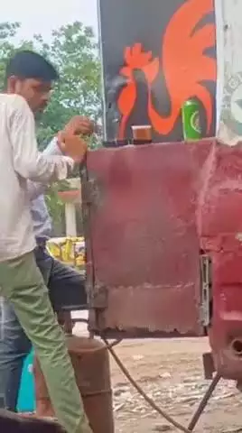 उरई: राजकीय मेडिकल कॉलेज के सामने एमएच बिरयानी के दुकानदार ने दुकान पर शराब पिलाते हुए वीडियो सोशल मीडिया पर वायरल किया