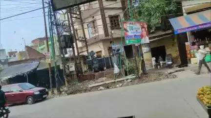 अमरोहा सड़क घेरे बिजली के ट्रांसफार्मर और पोल से लगता जाम, अतिक्रमण