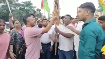 धनबाद/केंदुआडीह: मांडू विधायक के वायरल वीडियो पर बावल JLKM ने रणधीर वर्मा चौक पर आजसू का पुतला दहन किया