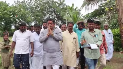 ಸಿಂದಗಿ: ಹಂದಿಗನೂರು ಗ್ರಾಮದಲ್ಲಿ ರಸ್ತೆ ಅಭಿವೃದ್ಧಿ ಕಾಮಗಾರಿ ಭೂಮಿ ಪೂಜೆ ಮಾಡಿದ ಶಾಸಕ ಅಶೋಕ ಮನಗೂಳಿ
