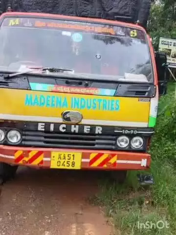 ಮೂಡಿಗೆರೆ: ಮುದ್ರೆಮನೆ ಬಳಿ ಕ್ಯಾಂಟರ್ - ಸ್ಕೂಟಿ ಮುಖಾಮುಖಿ ಡಿಕ್ಕಿ, ಯುವಕನ ಸ್ಥಿತಿ ಗಂಭೀರ