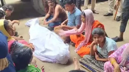 अकलतरा: अकलतरा में सड़क हादसे में बुजुर्ग की मौत, शव रखकर किया चक्काजाम, मौके पर प्रशासनिक अफसर रहे मौजूद